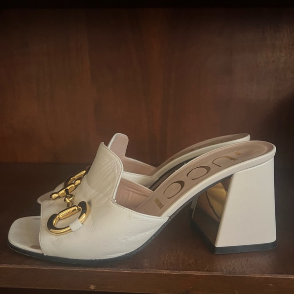 Classic buckle Gucci heels. - Picture 4 of 11